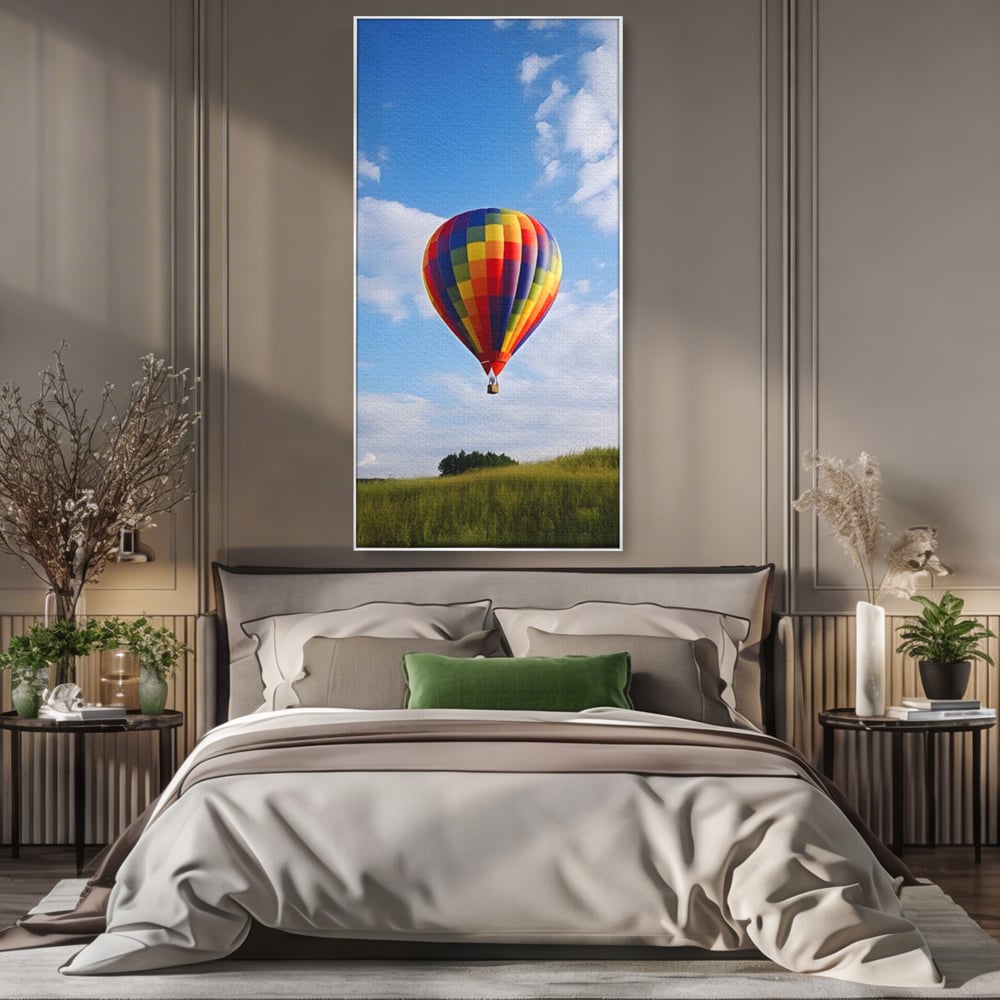 Tablou canvas cu tablou canvas cu balon cu aer cald, in rama de aluminiu argintiu, pe perete intr-un dormitor